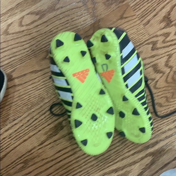 Adidas Soccer shoes kids size 2 - Picture 2 of 3